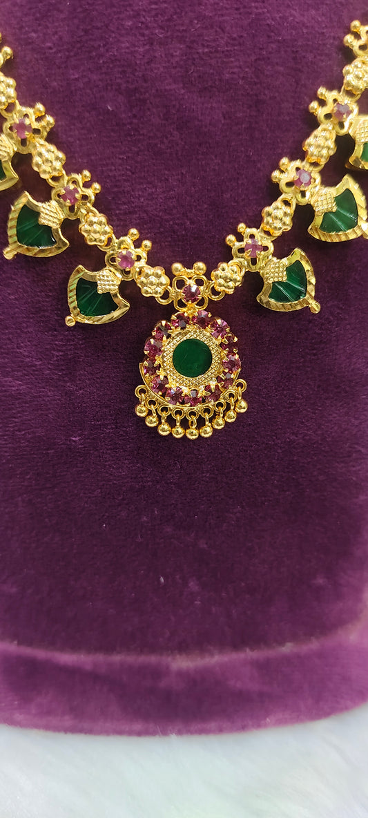 Present gold look green necklace