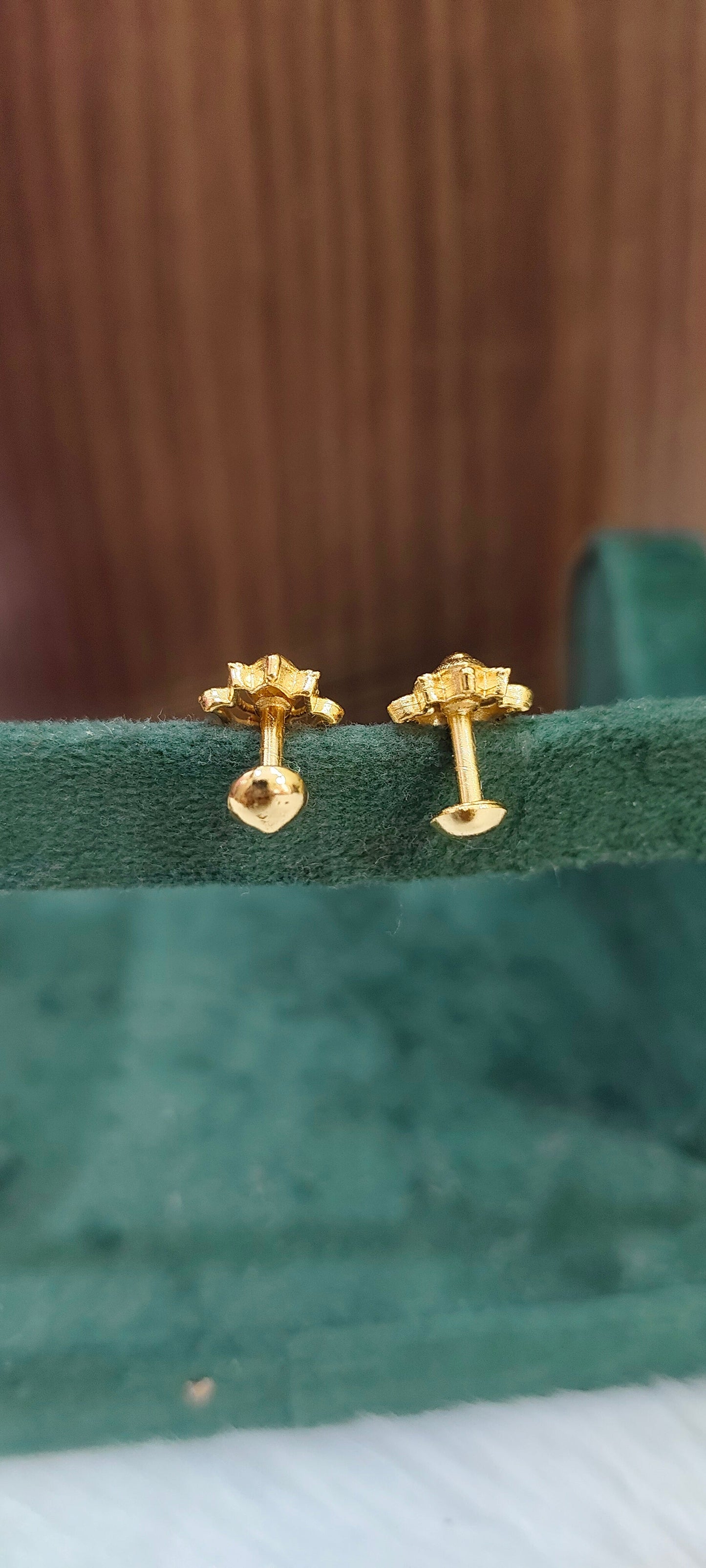 100% gold look cute lotous studs