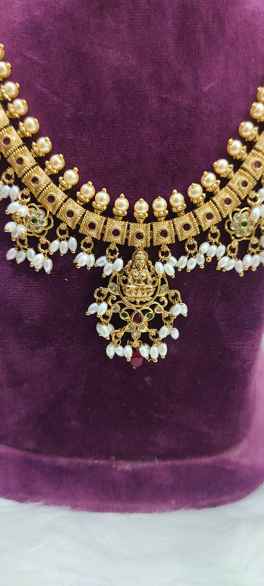 Pretty pearl necklace set