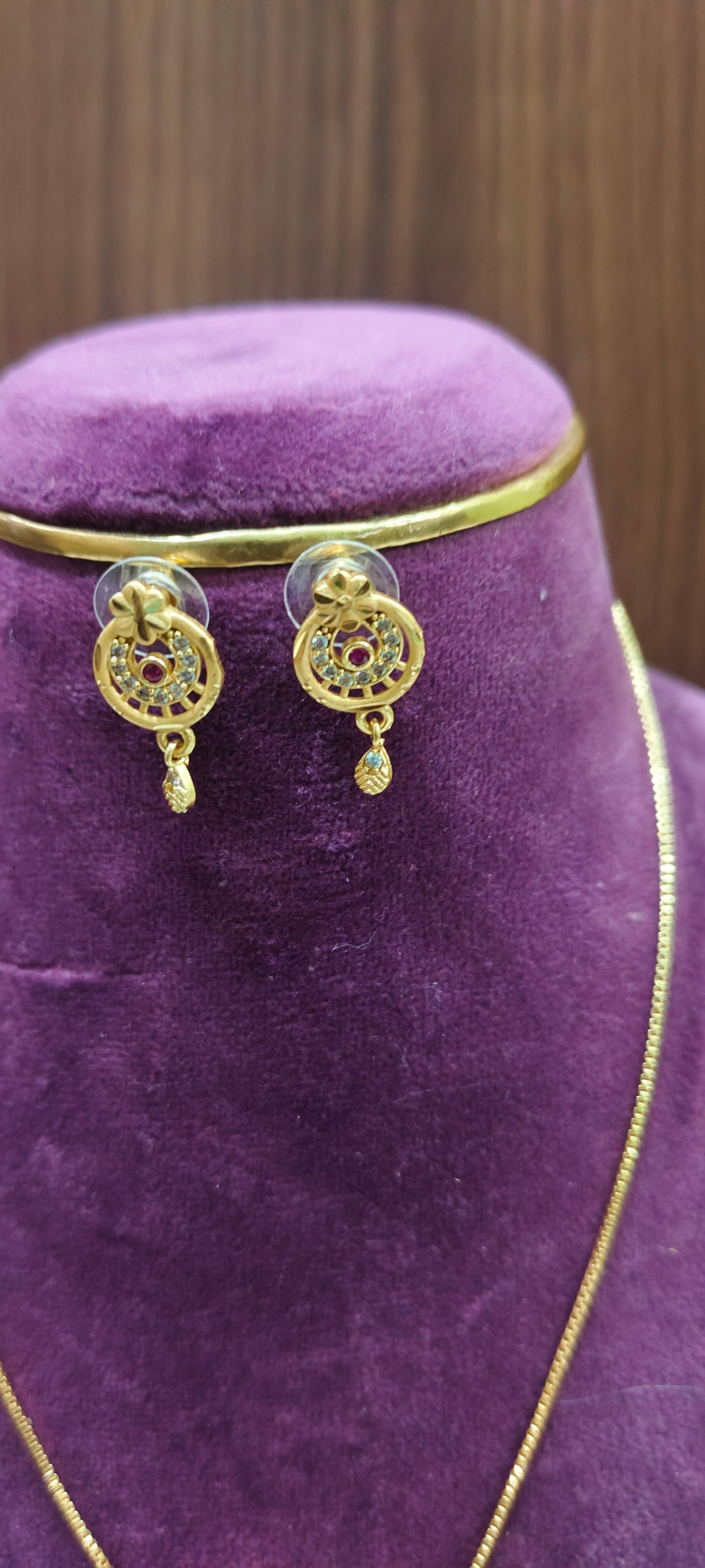 Simple gold look pendant chain with earrings