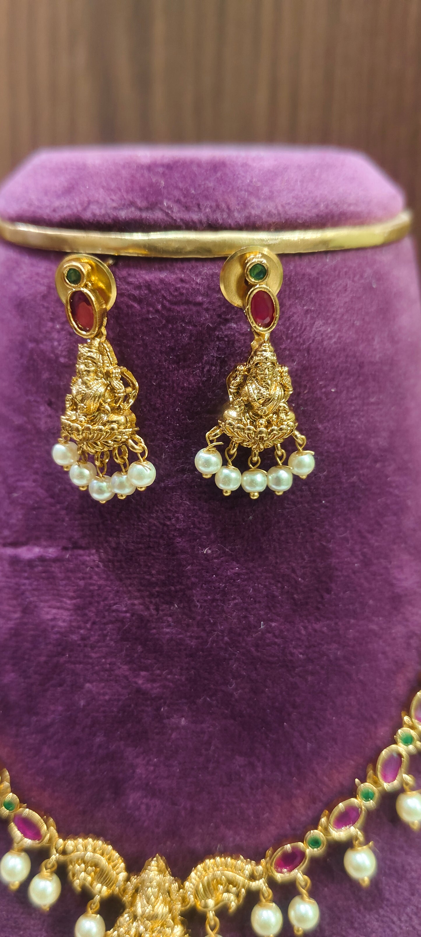 Simple traditional necklace set