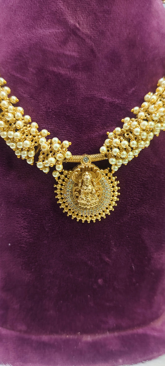 Simple and classy pearl necklace set