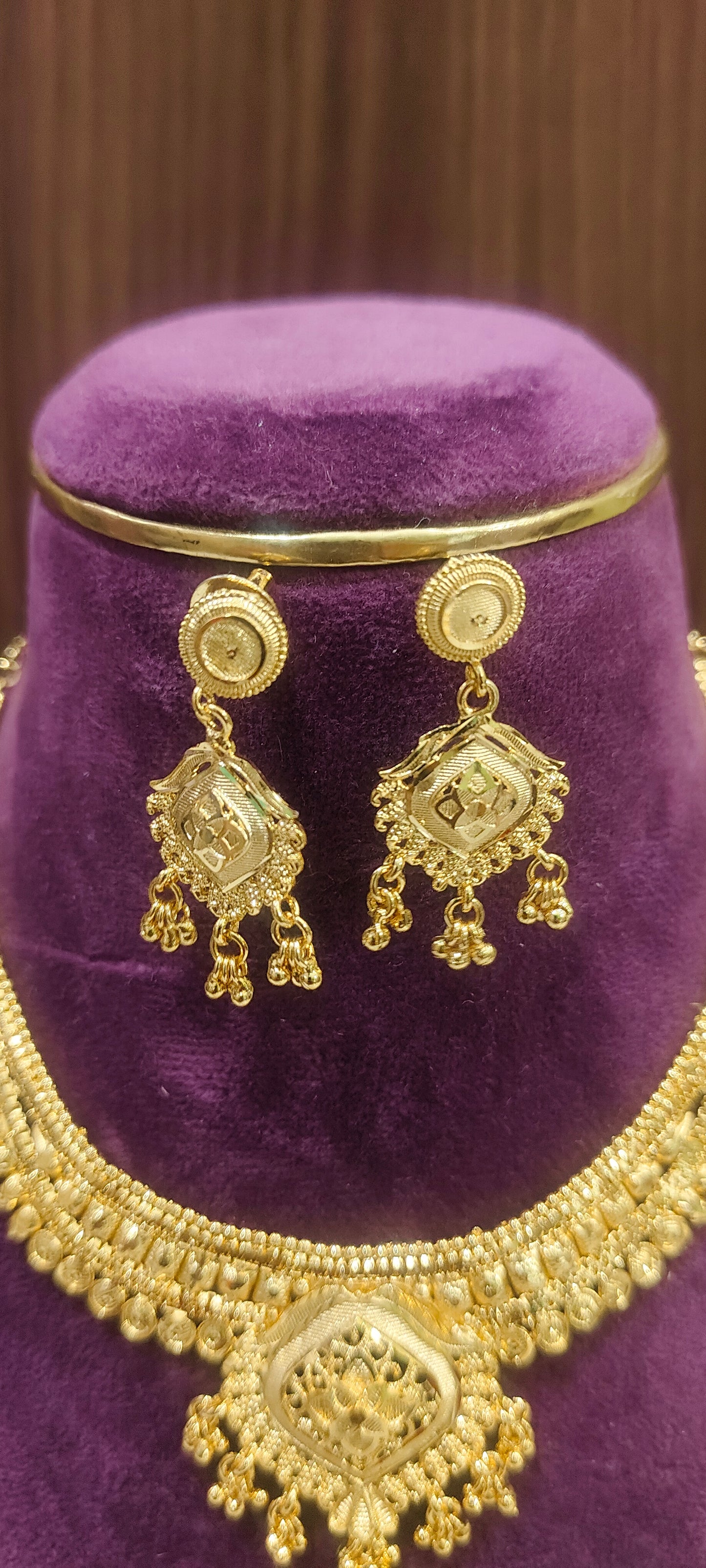 100% gold look necklace set