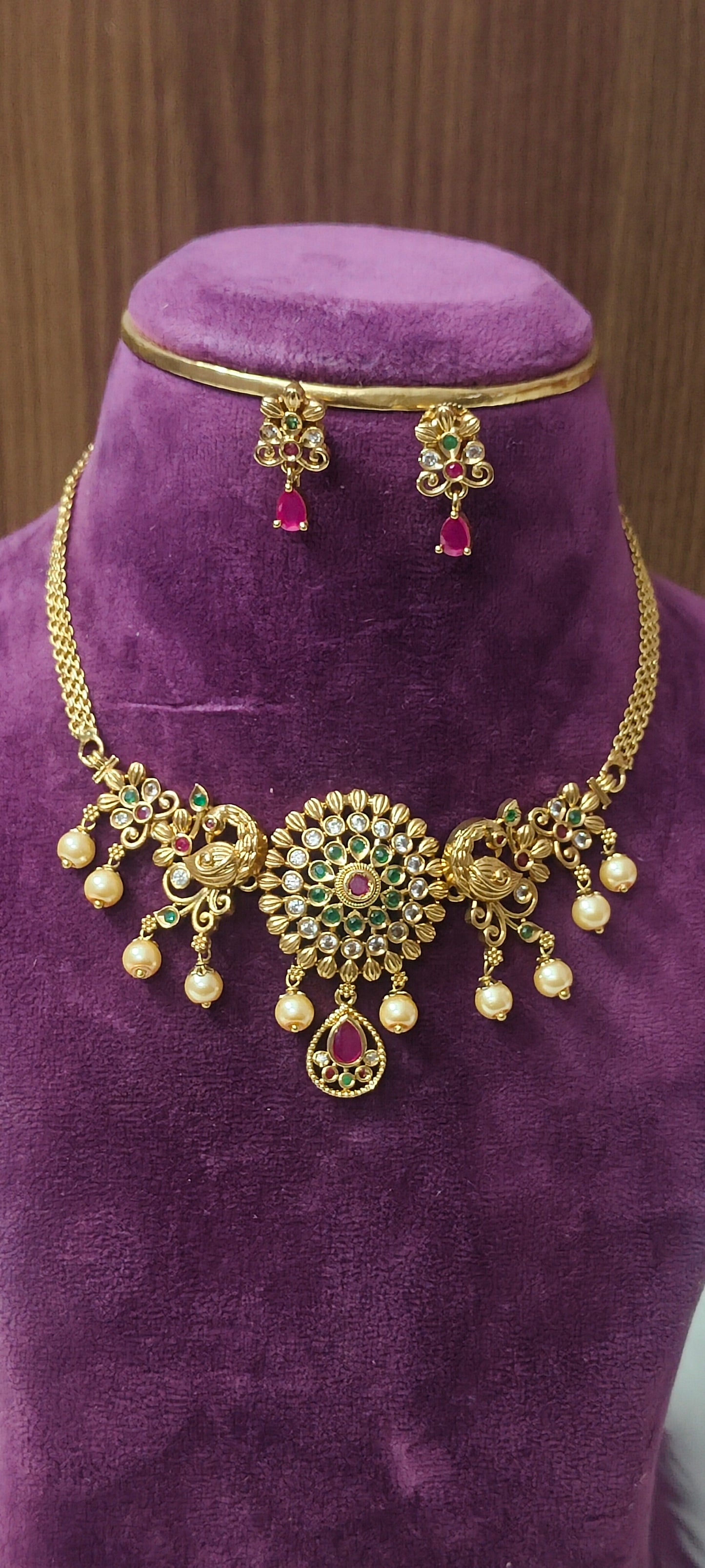 Simple and elegant choker set