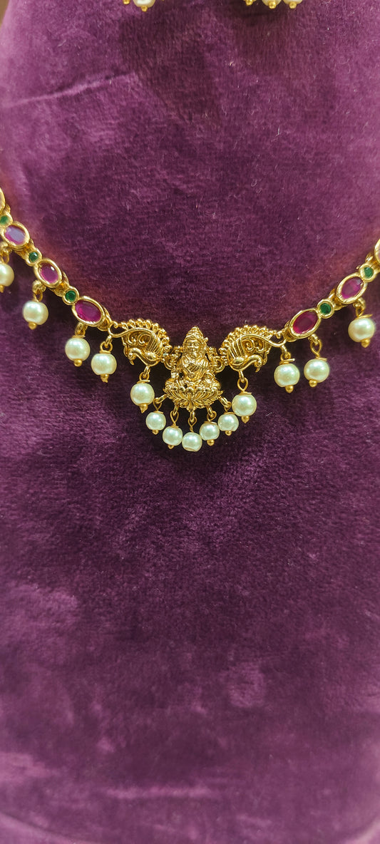 Simple traditional necklace set