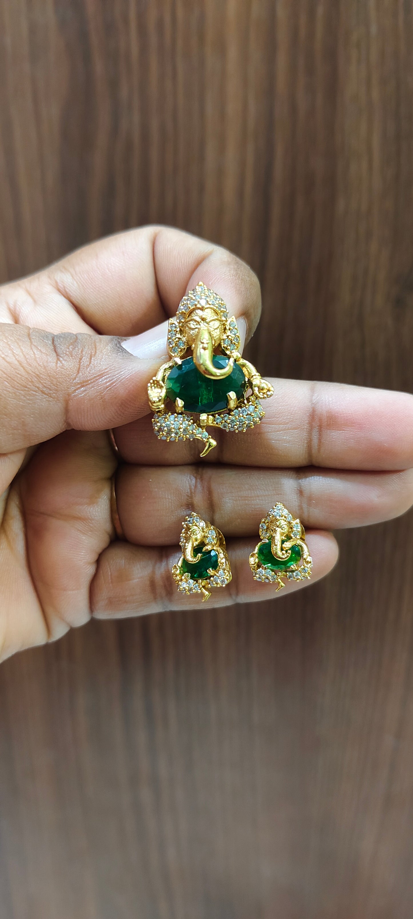 Royal look beautiful ganesh pendant with earrings studs