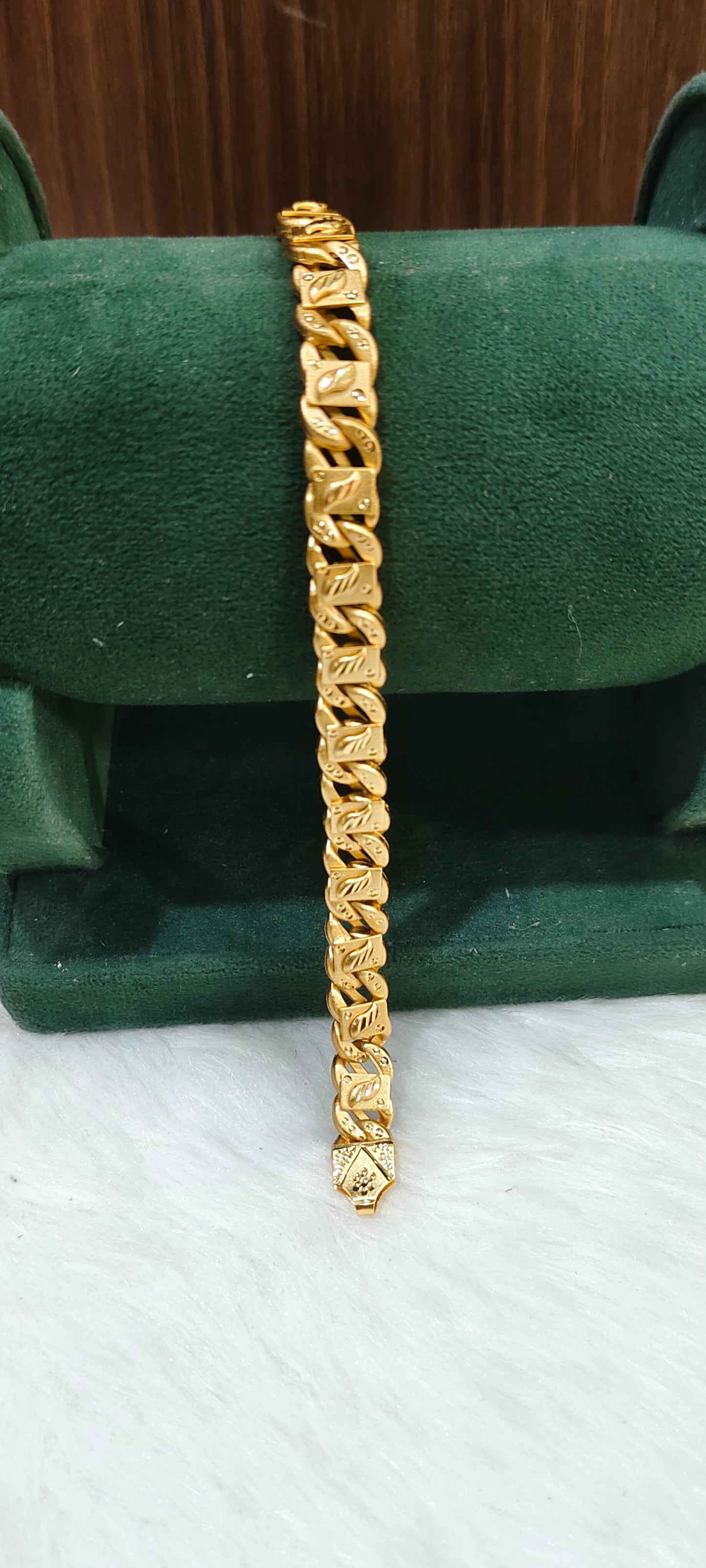 100% gold 8" length look mens bracelet