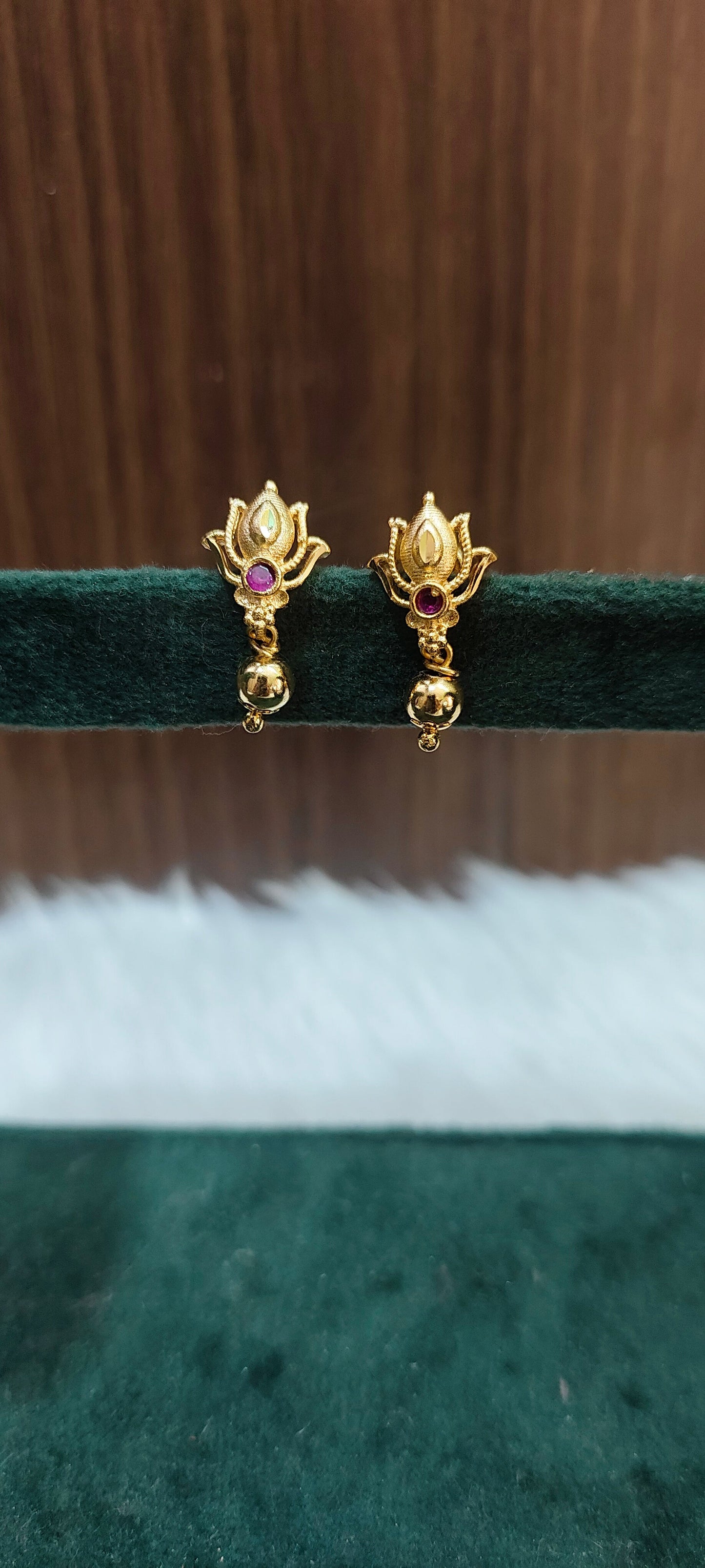100% gold look cute lotous studs