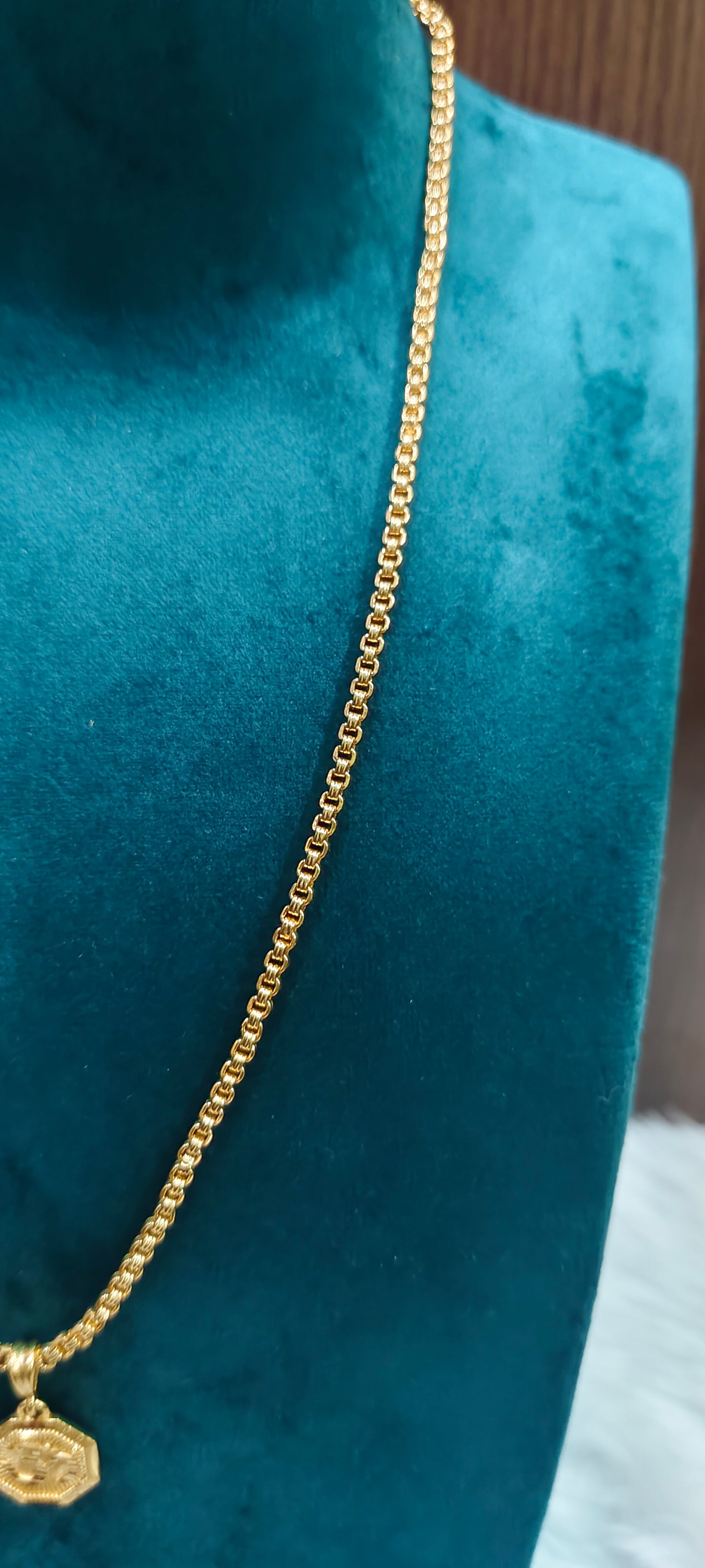 Premium micro gold 18" bharthi chain with om locket