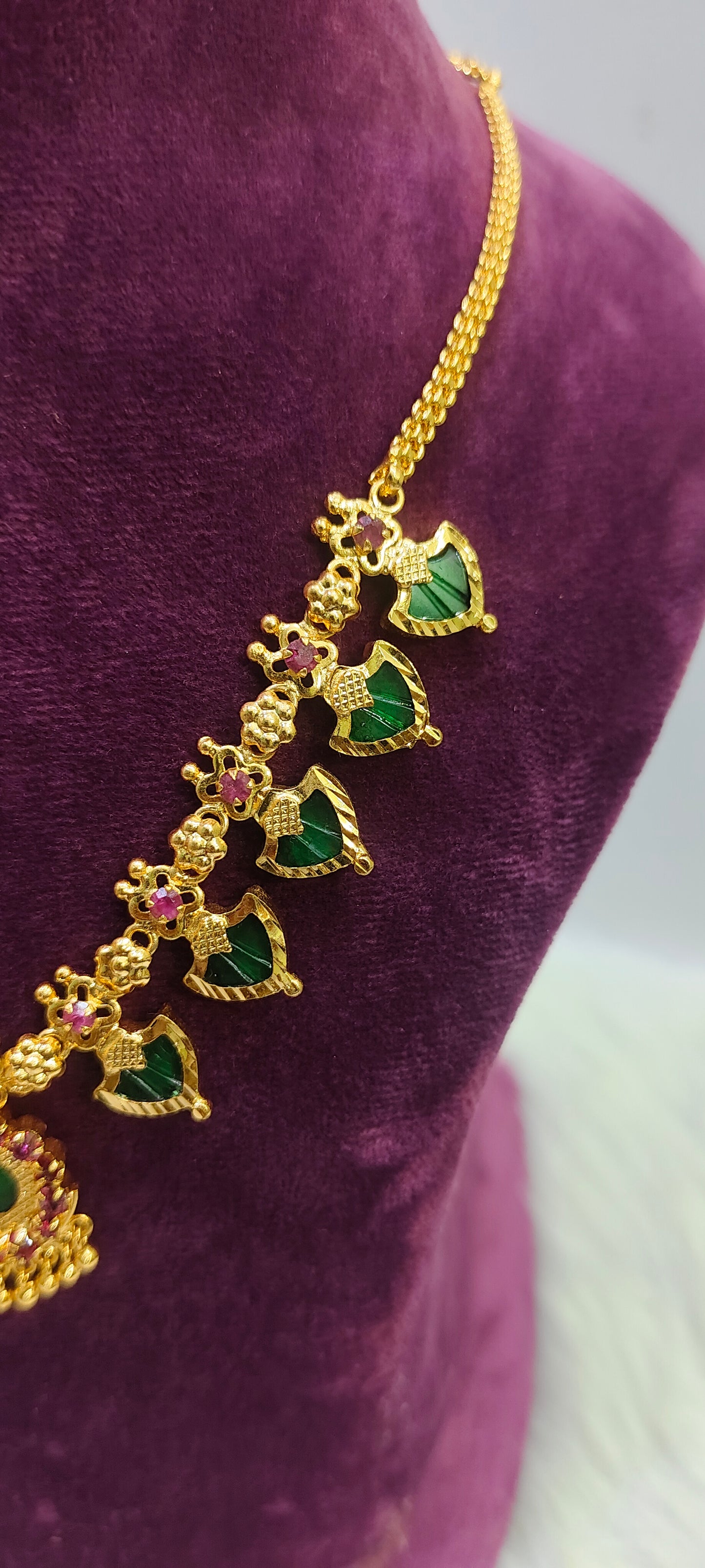 Present gold look green necklace