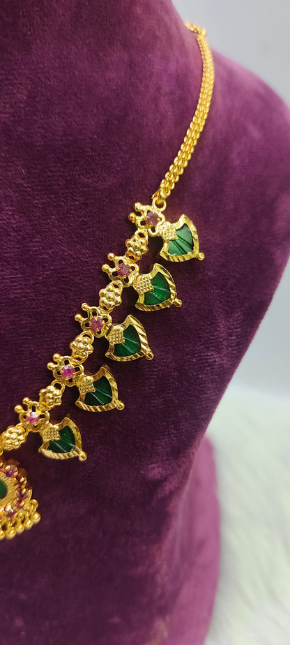 Present gold look green necklace