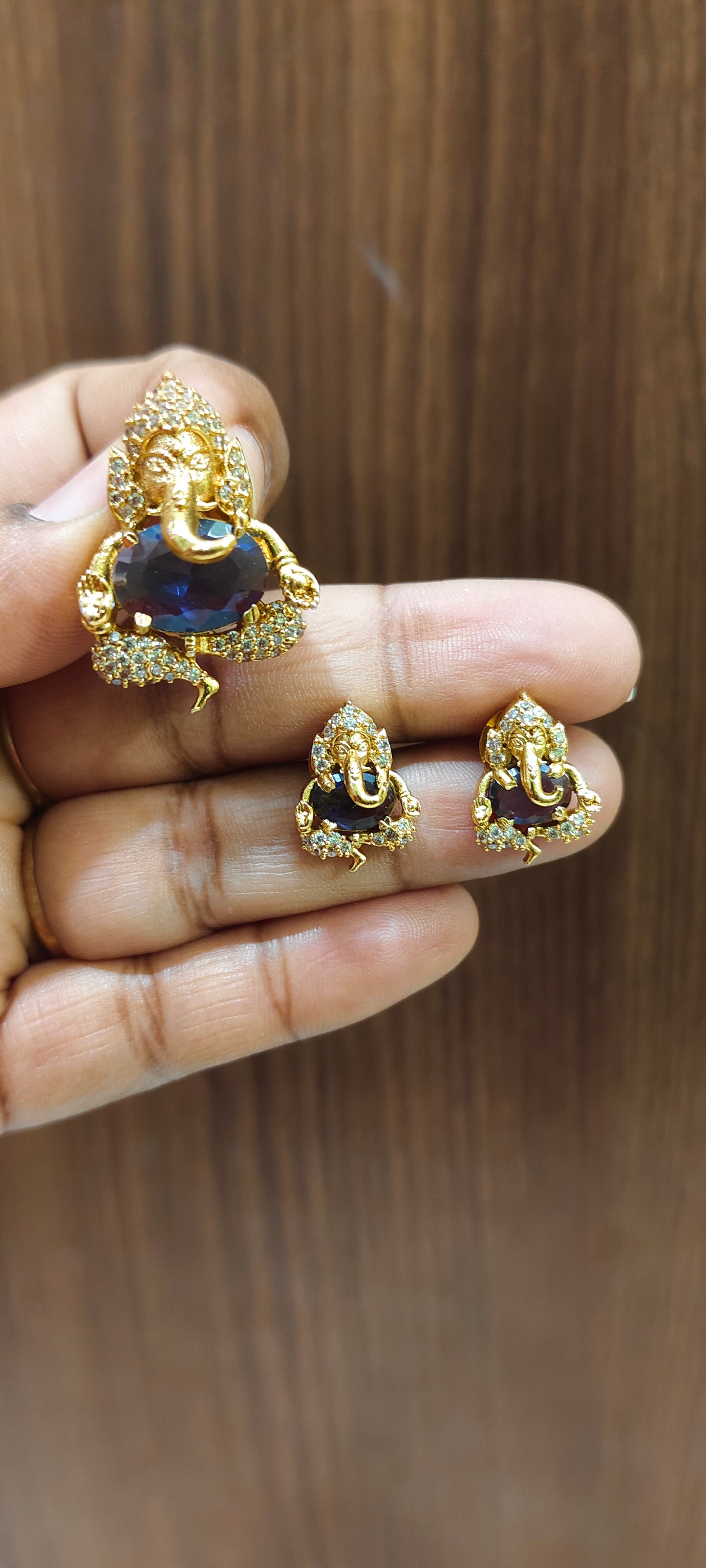 Royal look beautiful ganesh pendant with earrings studs