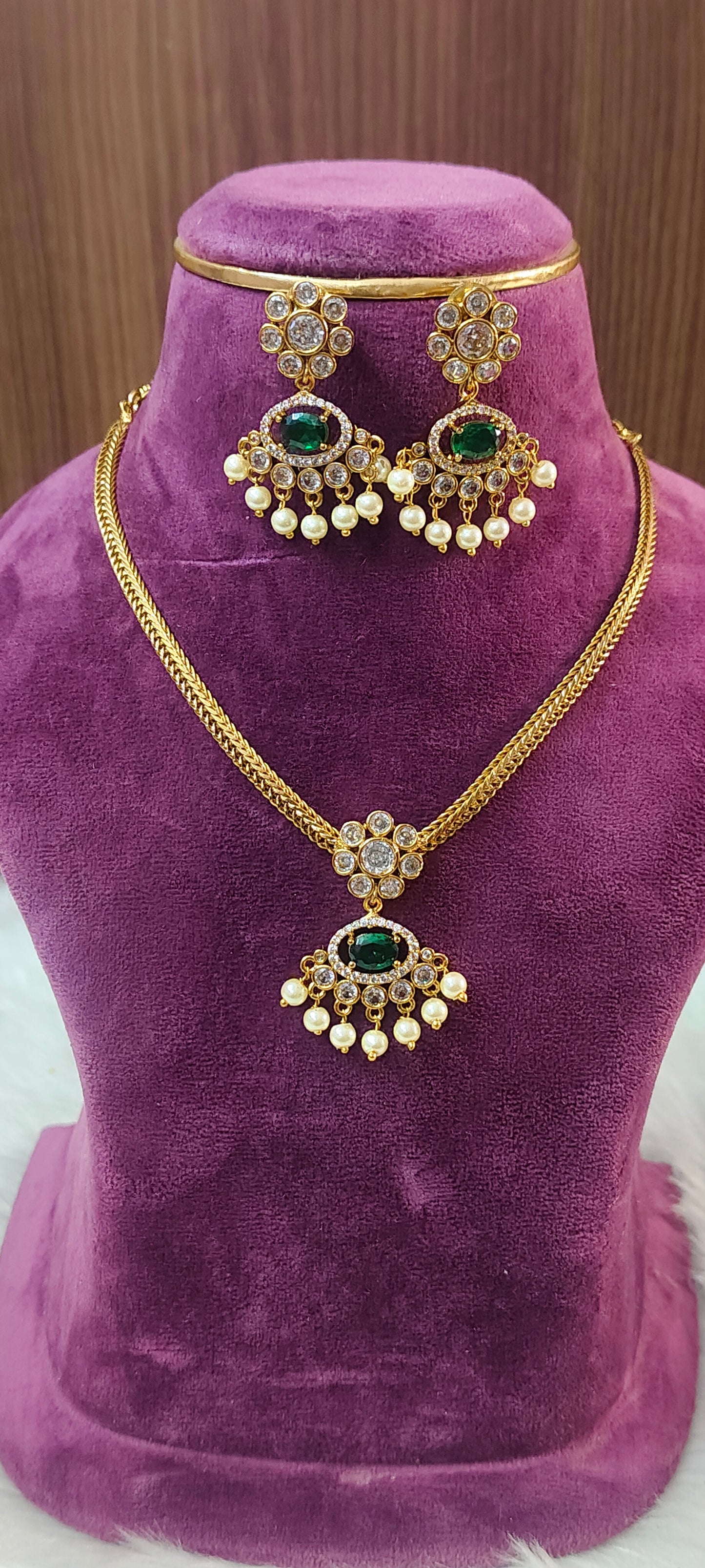 Simple green stone nanupatt necklace and earrings