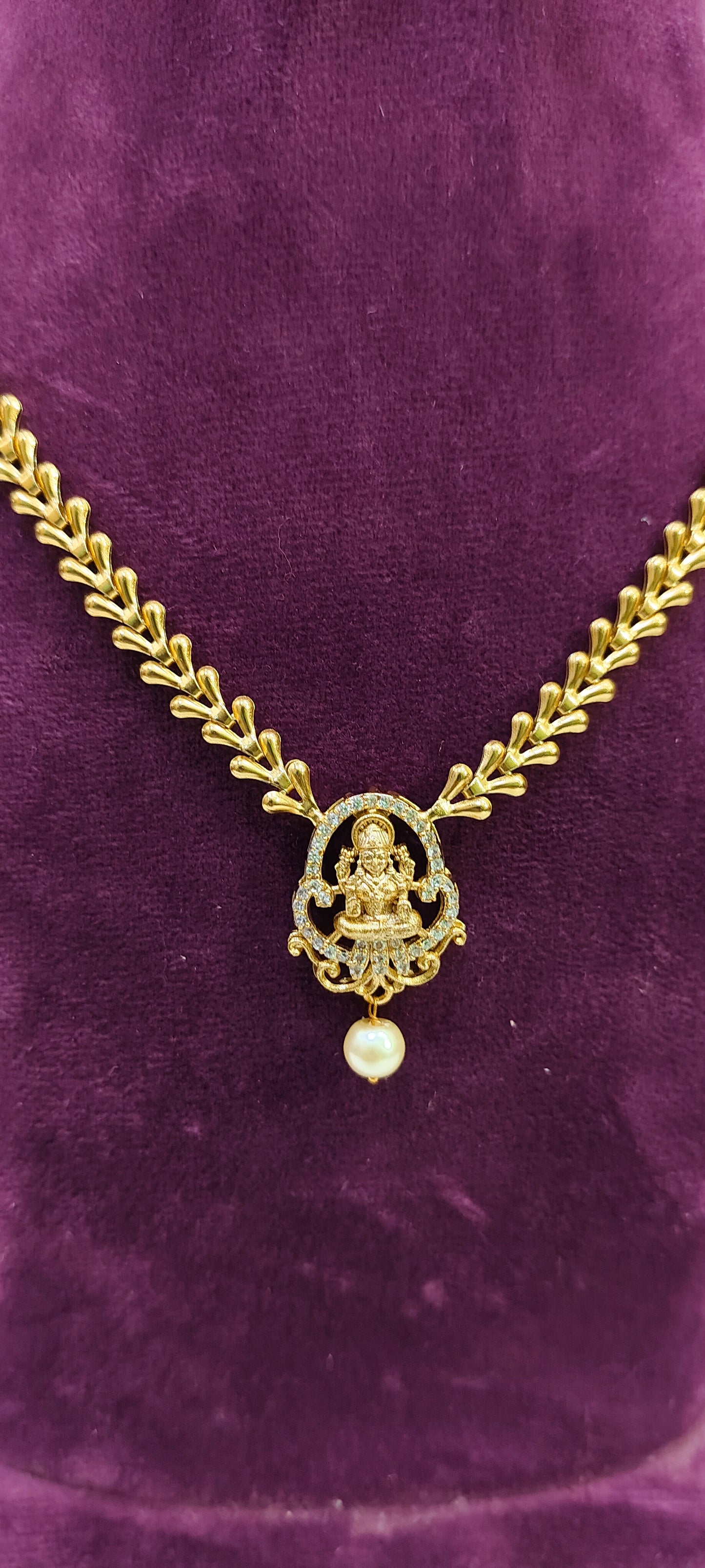 Simple gold look necklace set with out back chain