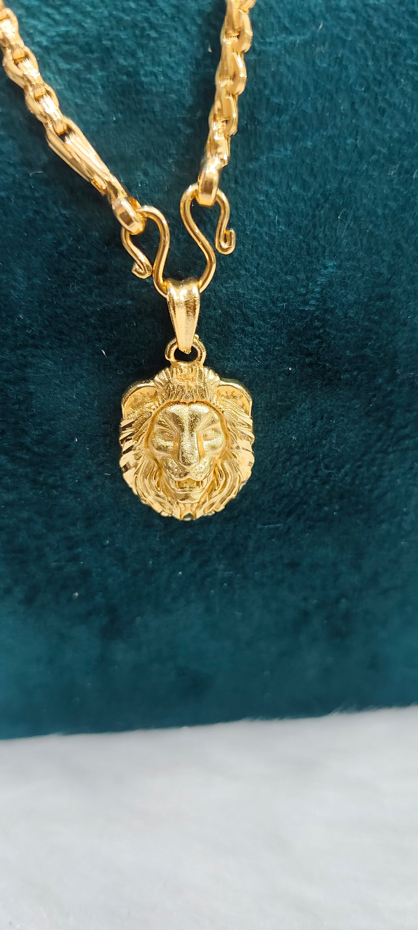 100% gold look lion pendant with 20" length 5+1 Chain