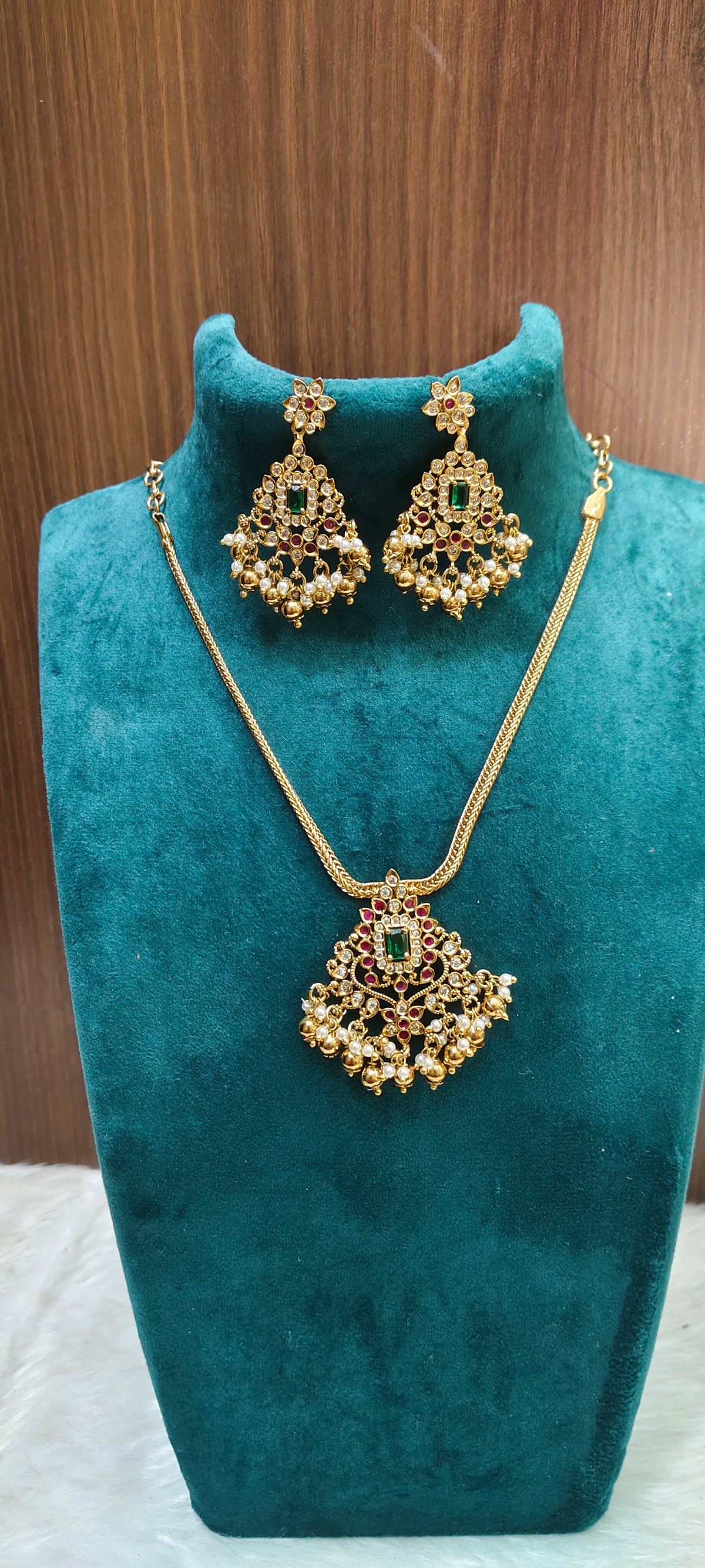 Simple non god motive nanupatti necklace with earrings