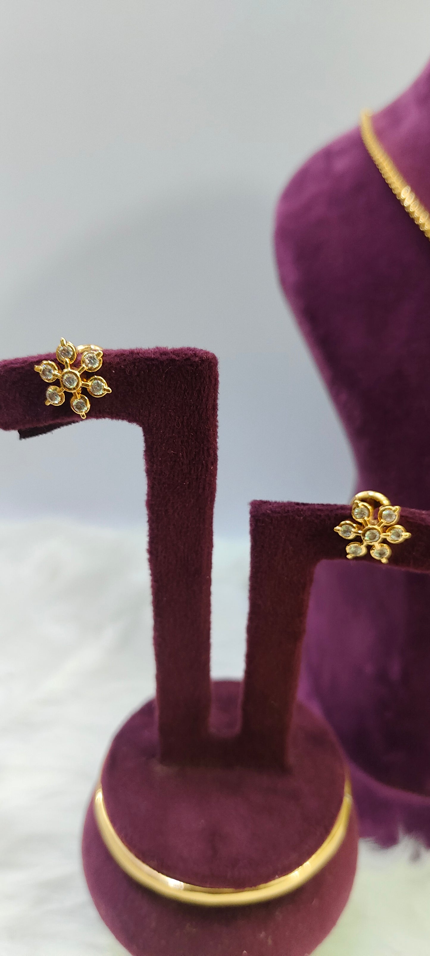 Panchaloham pendant chain with dimond look studs