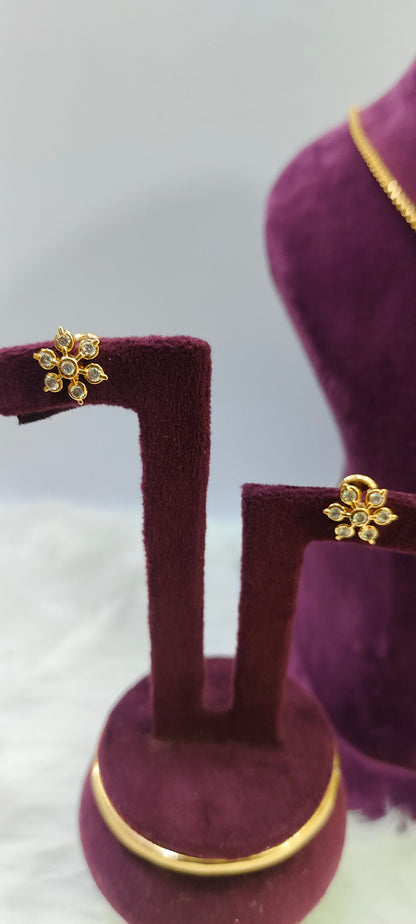 Panchaloham pendant chain with dimond look studs