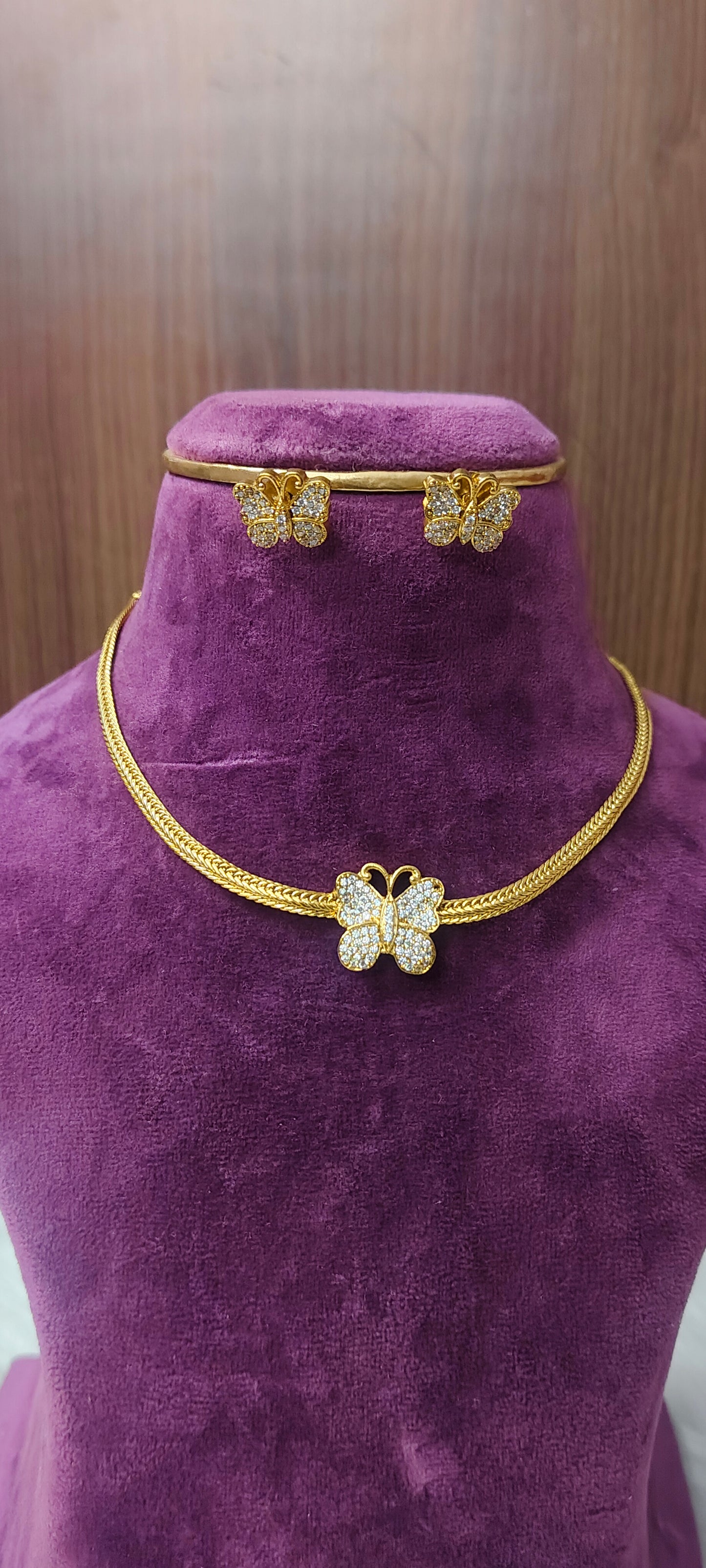 Simple butterfly choker set with earrings