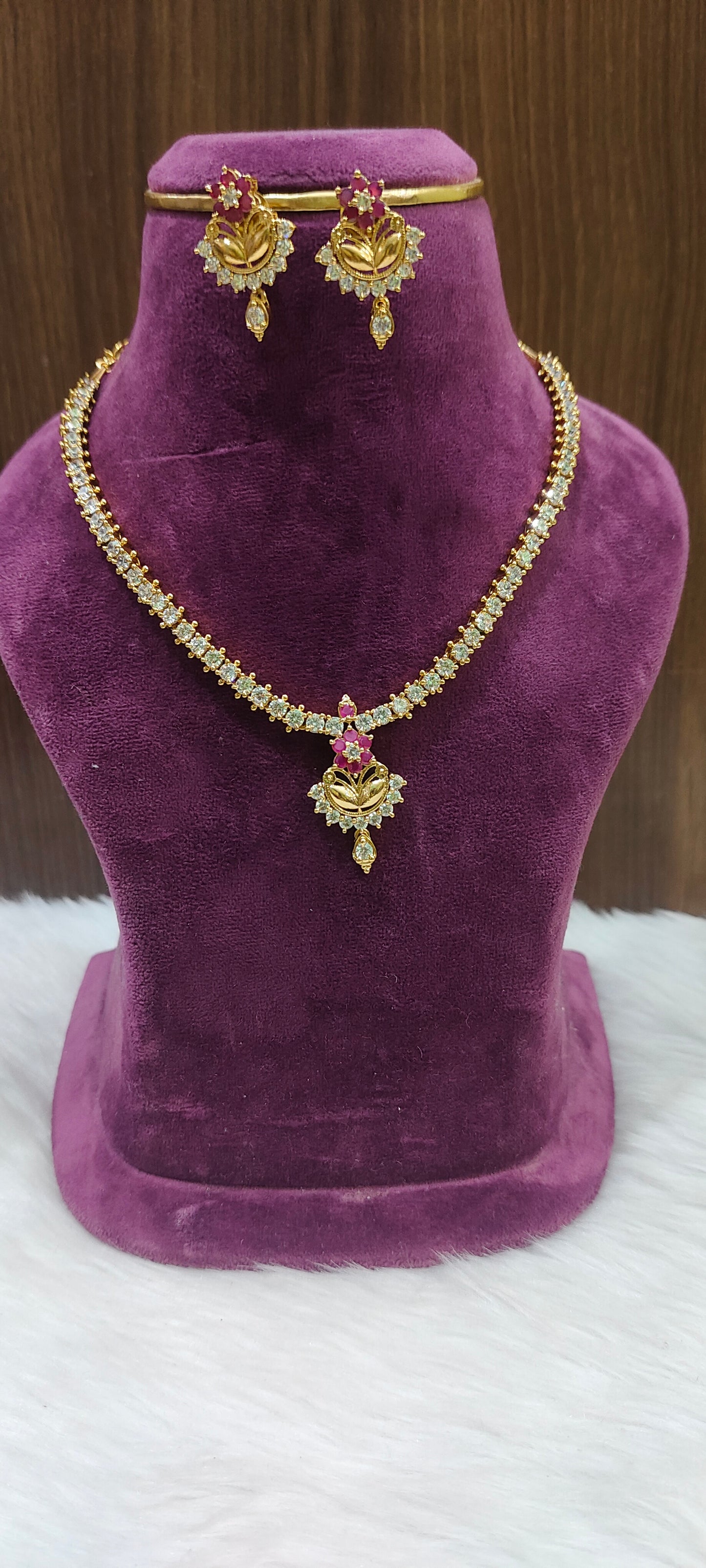 Simple dimond look necklace set