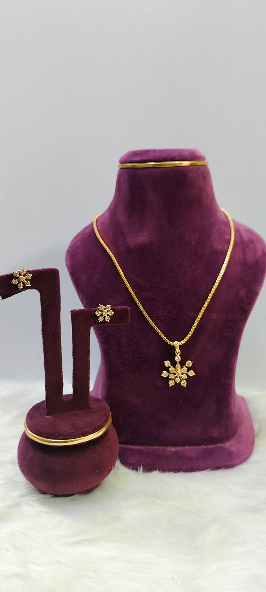 Panchaloham pendant chain with dimond look studs