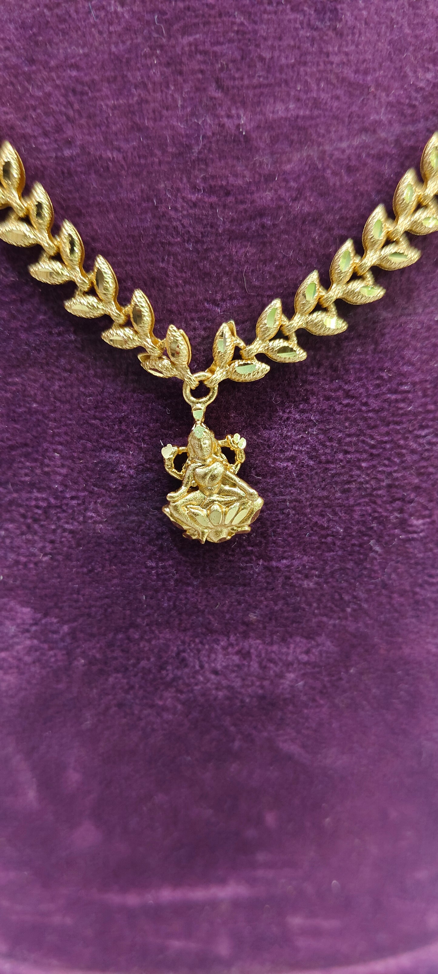 100% Gold look simple necklace