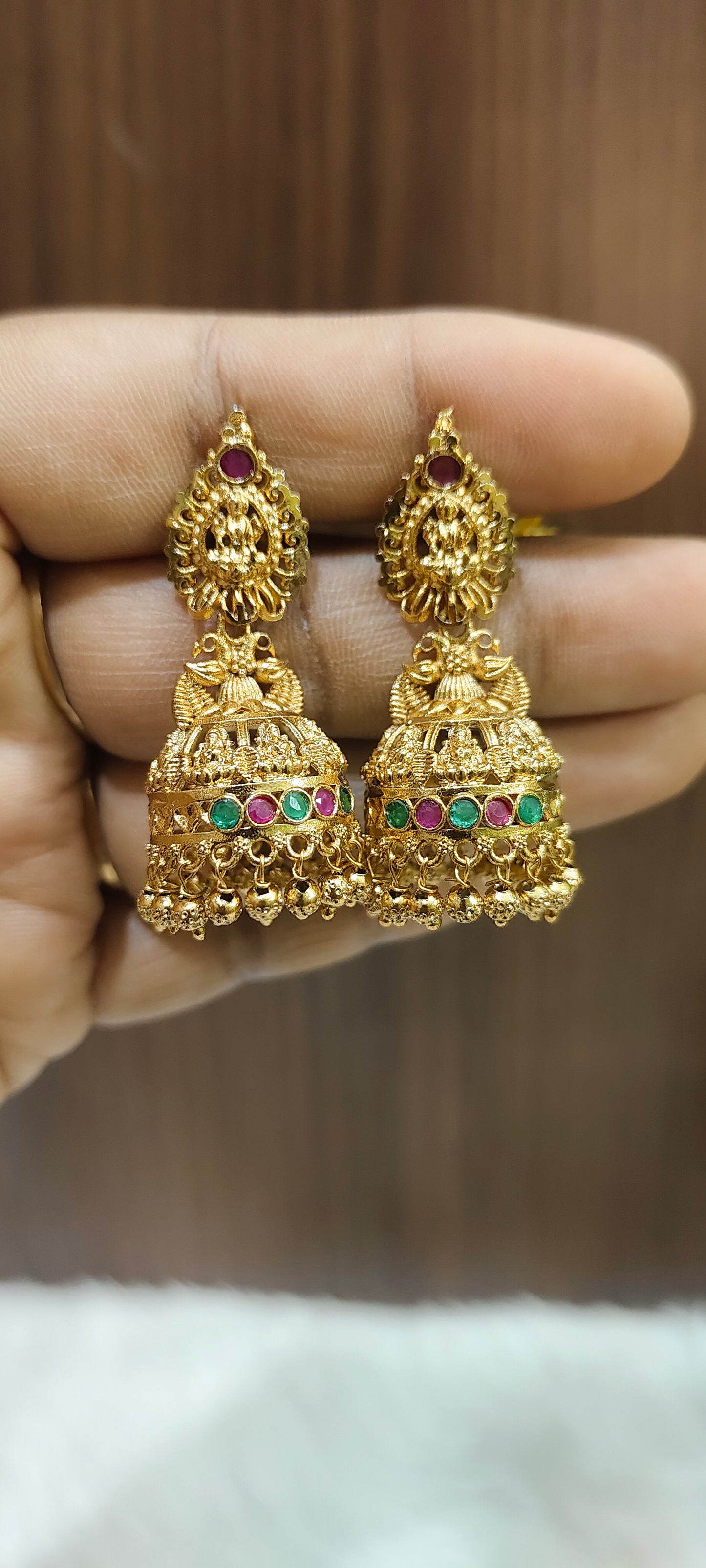 Beautiful gold look medium big jumkas with screw back