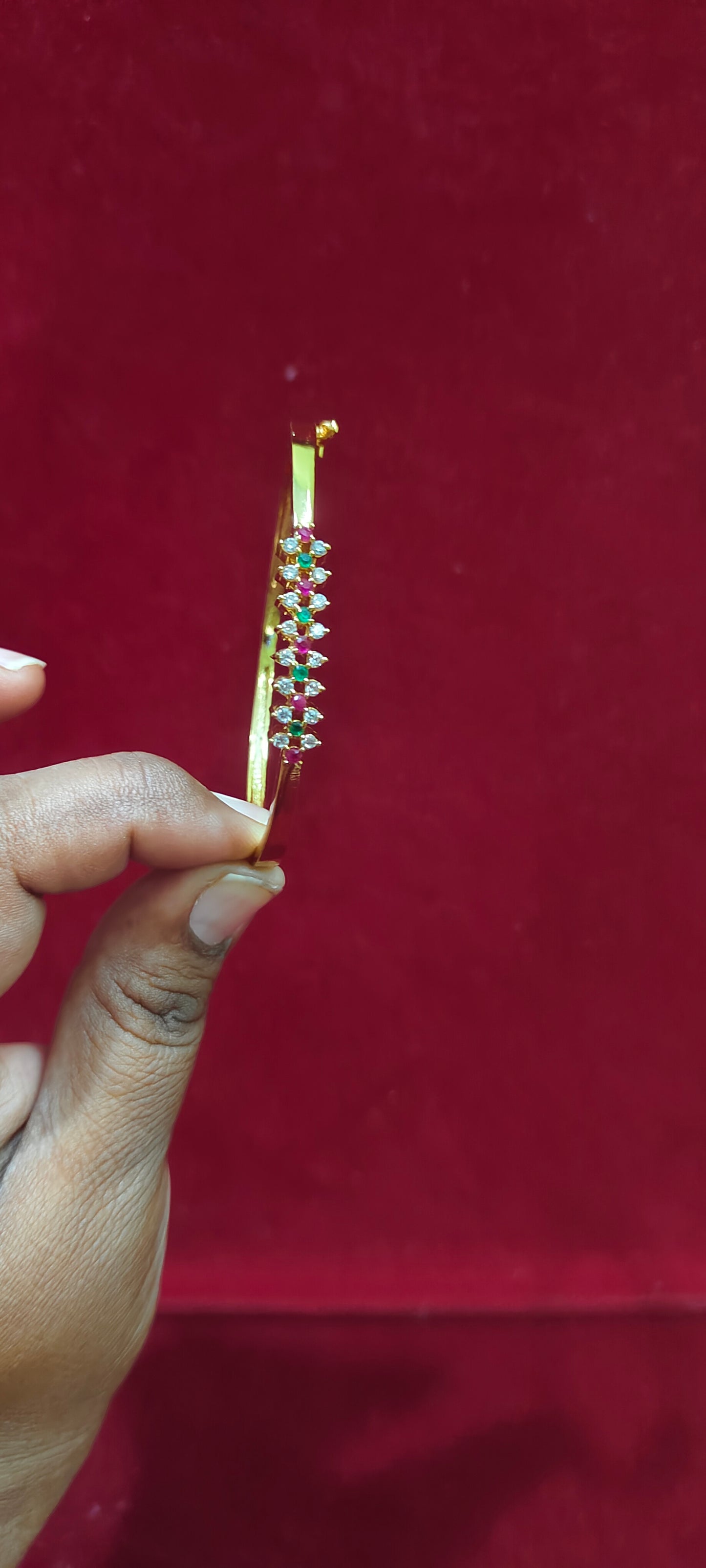 Simple hold look openable kada bracelet