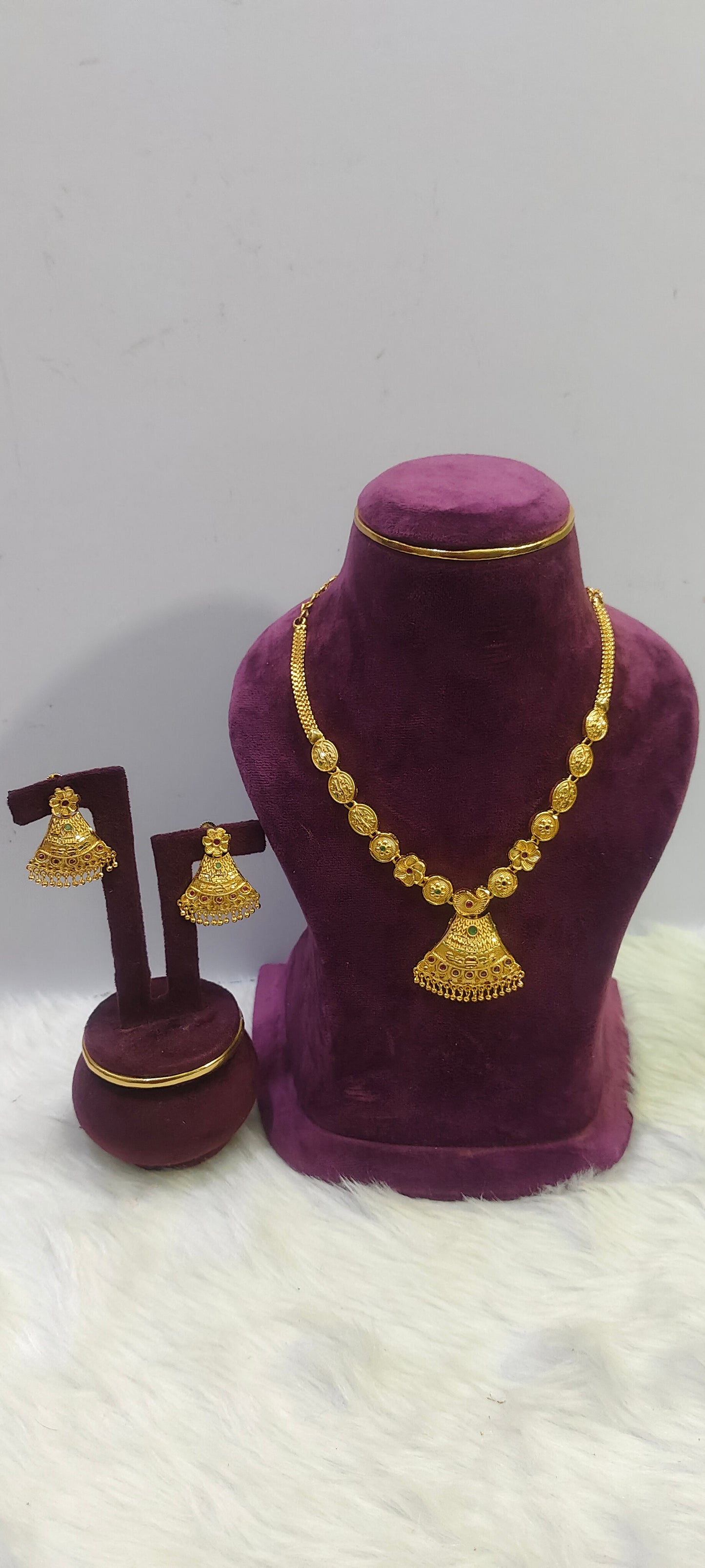 100% gold look necklace set