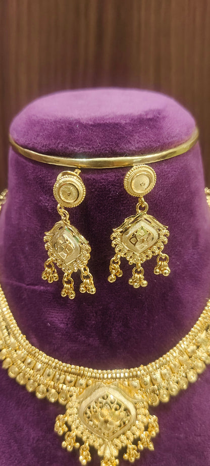 100% gold look necklace set