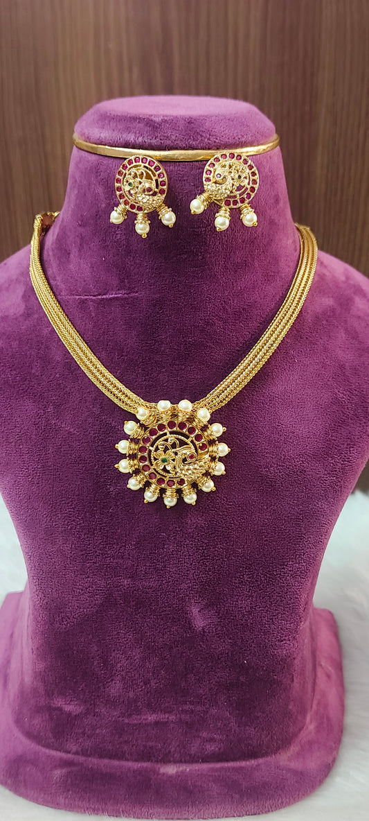 Simple and traditional necklace set