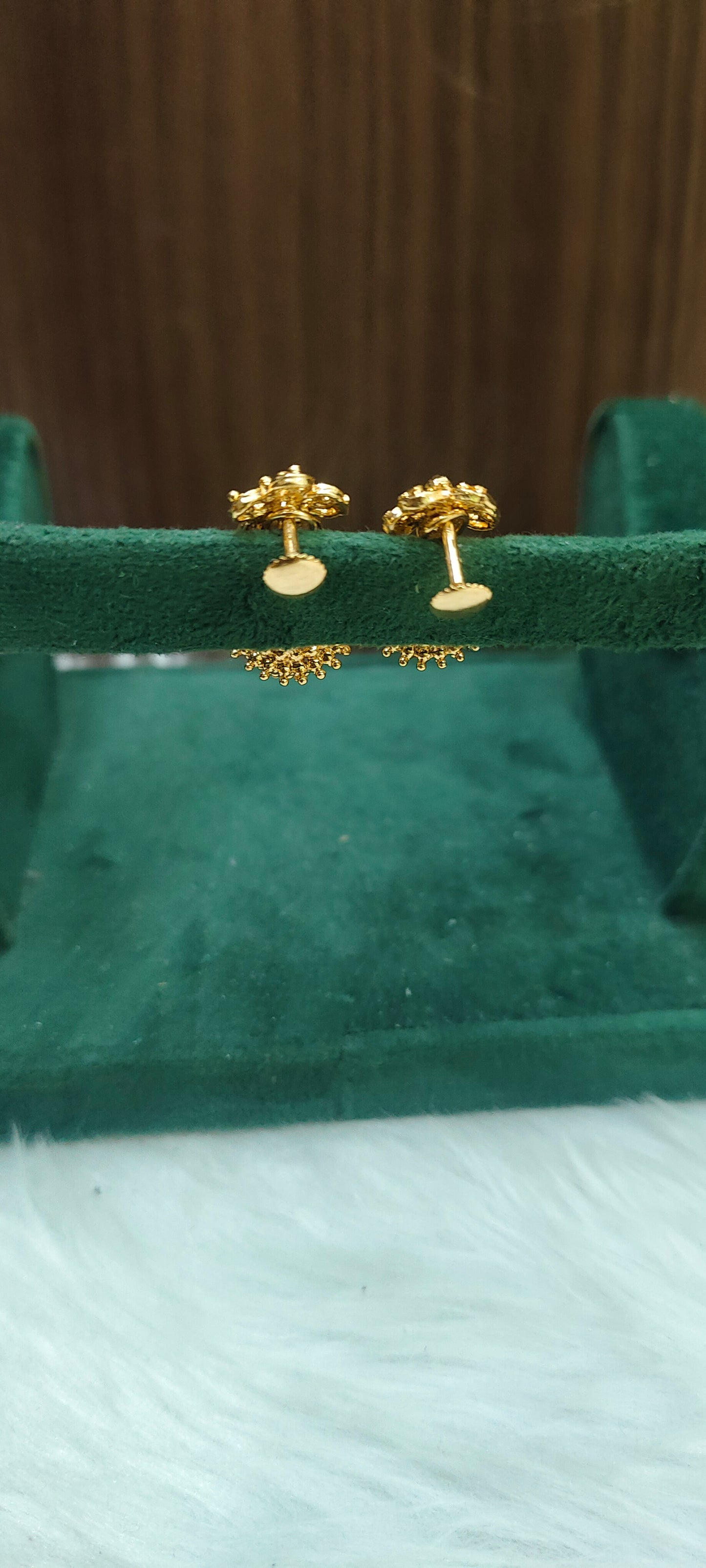 80's models daily wear gold pattern butta