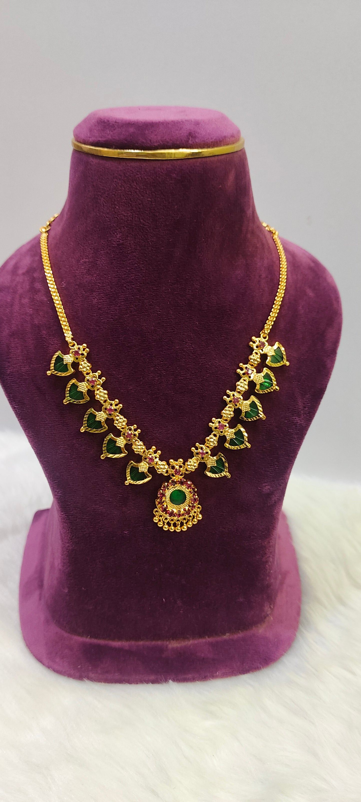 Present gold look green necklace