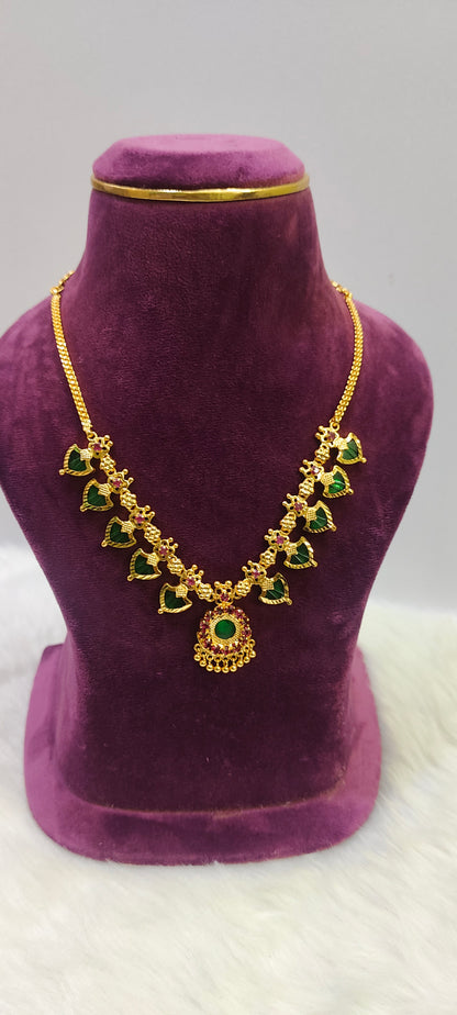 Present gold look green necklace
