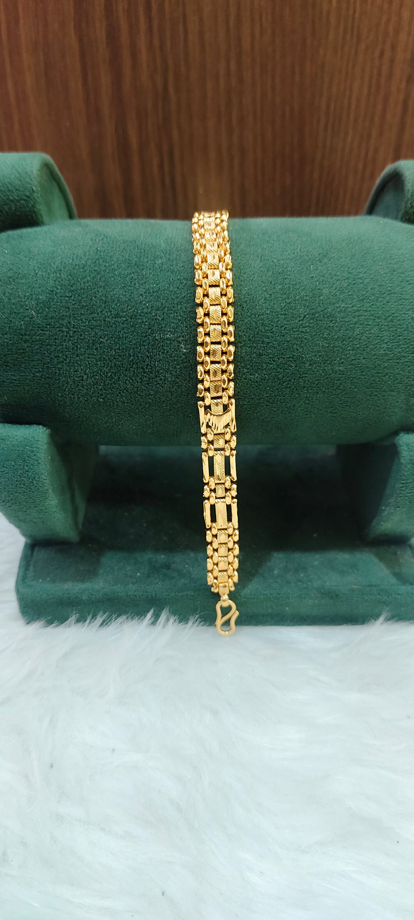 Premium micro gold plated 7.5 " bracelet (design slightly may changes)