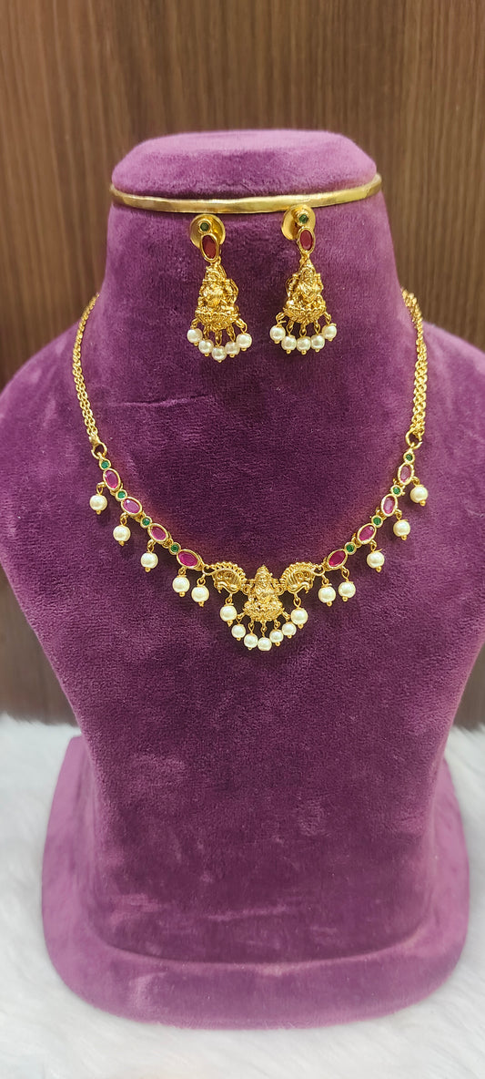 Simple traditional necklace set