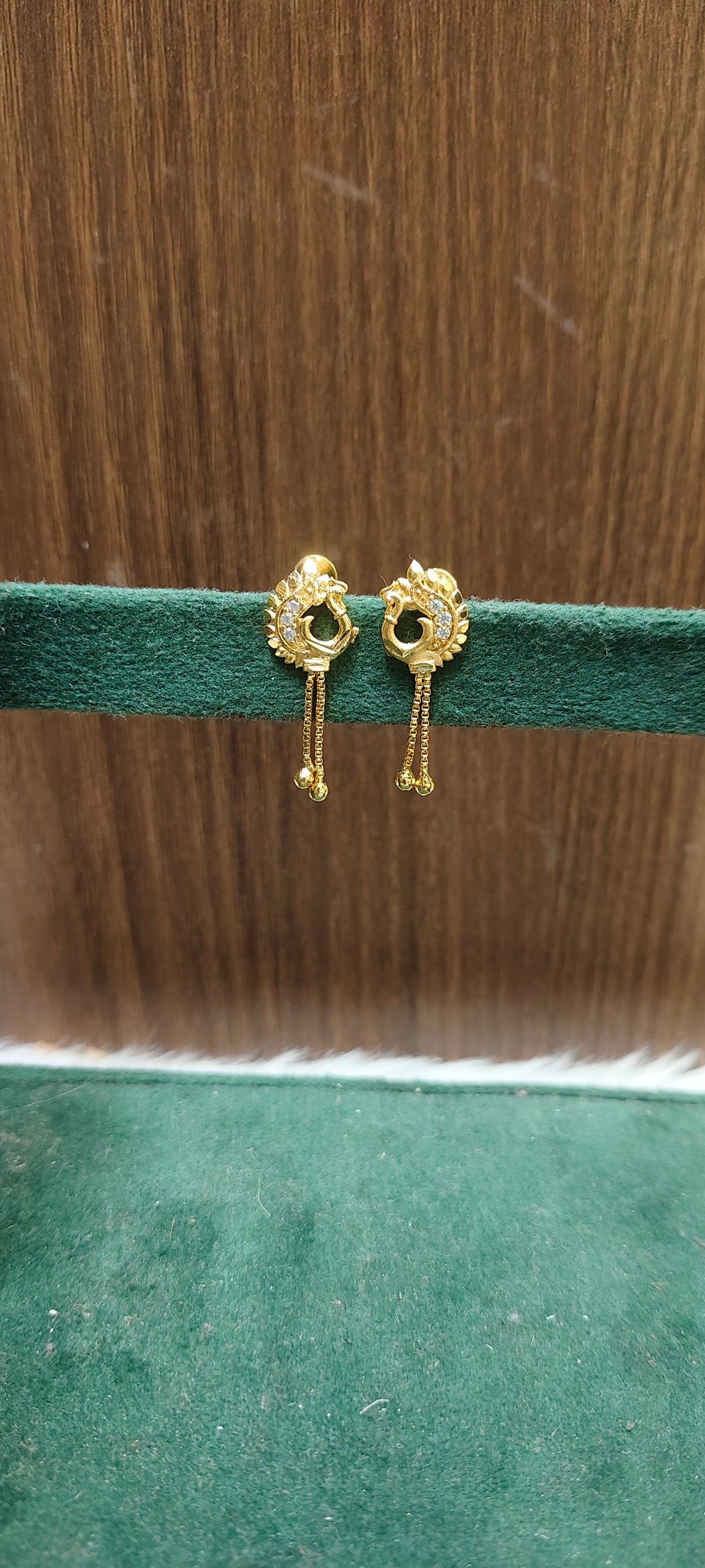 100% gold look daily wear string earrings