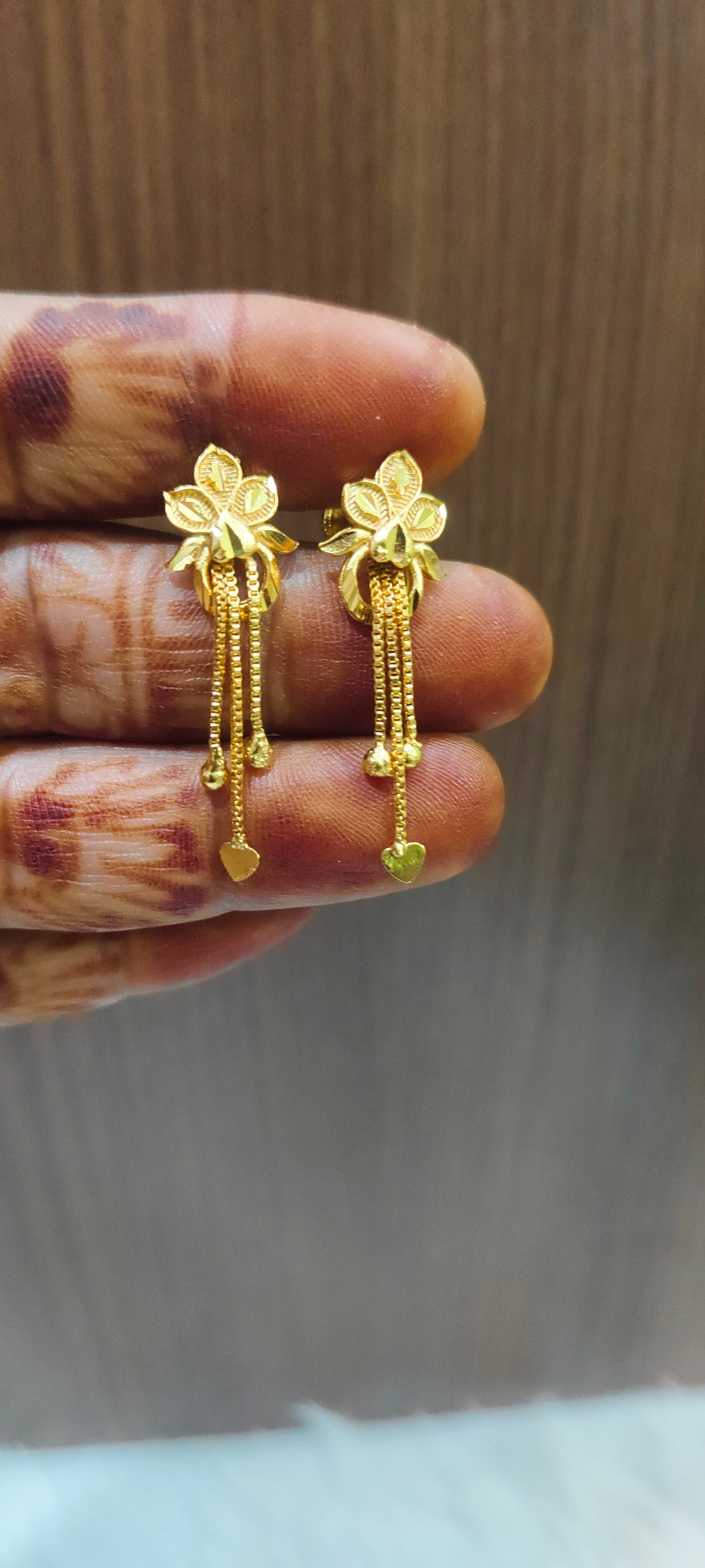 100% gold look string earrings