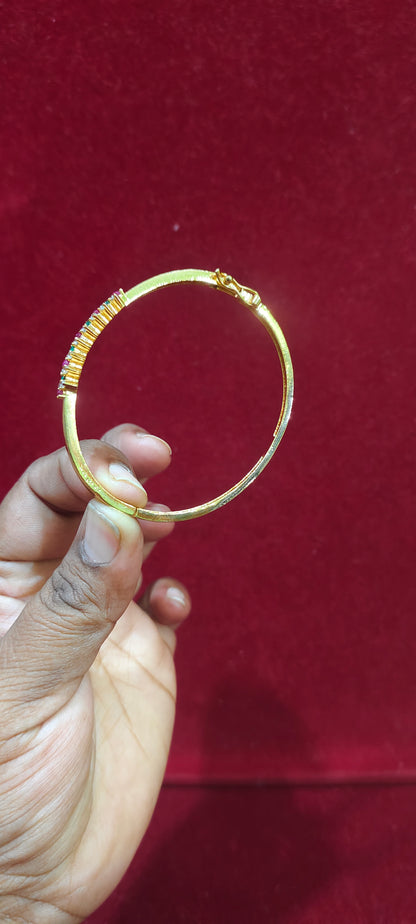 Simple hold look openable kada bracelet
