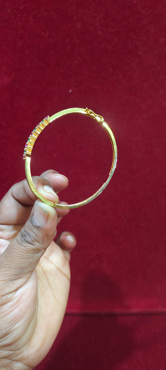 Simple hold look openable kada bracelet