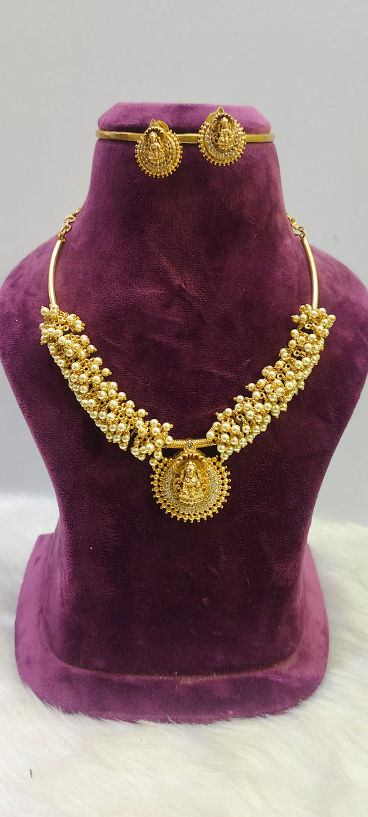 Simple and classy pearl necklace set