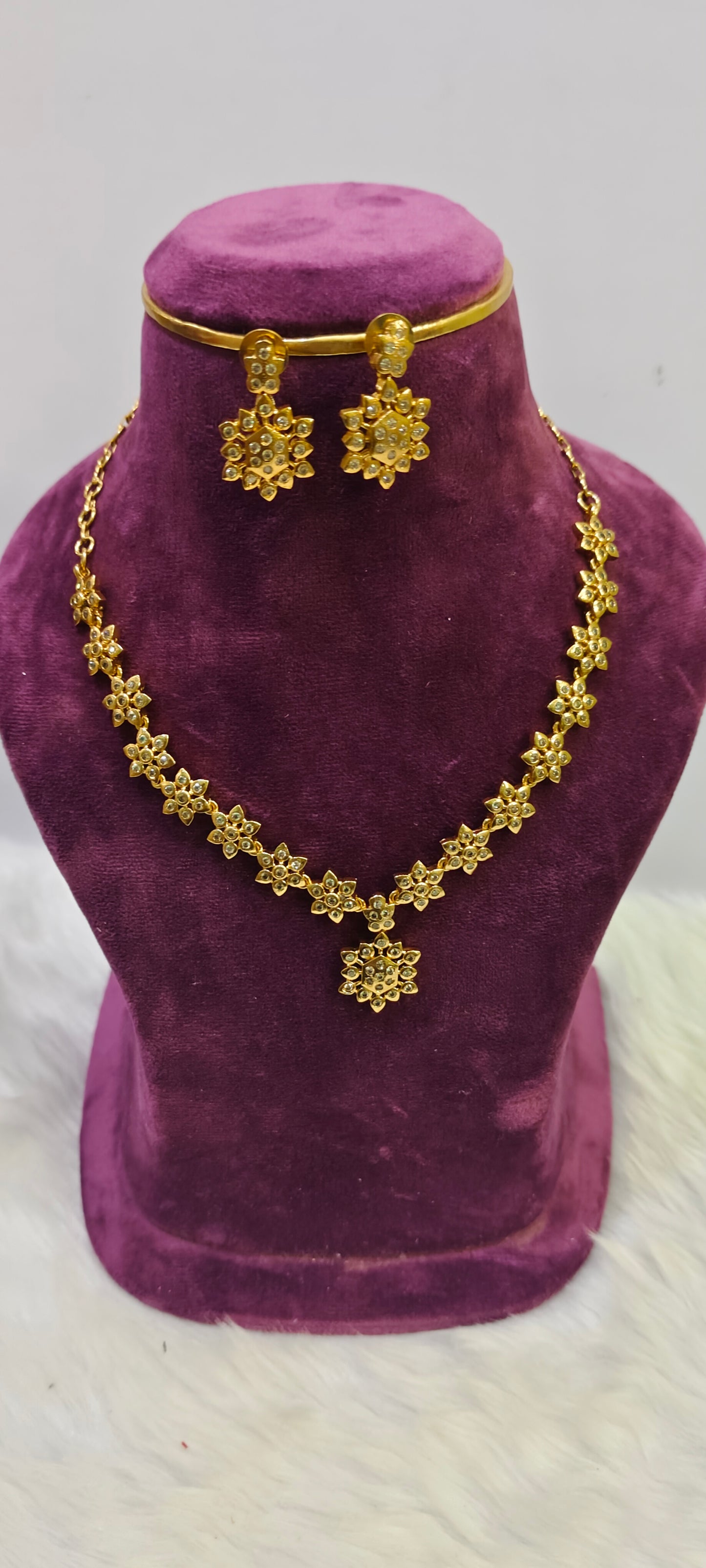 Simple dimond look necklace set