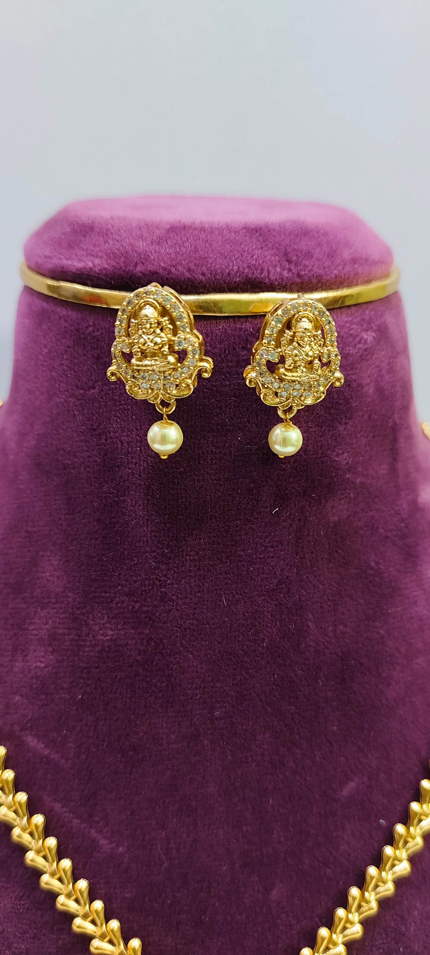 Simple gold look necklace set with out back chain