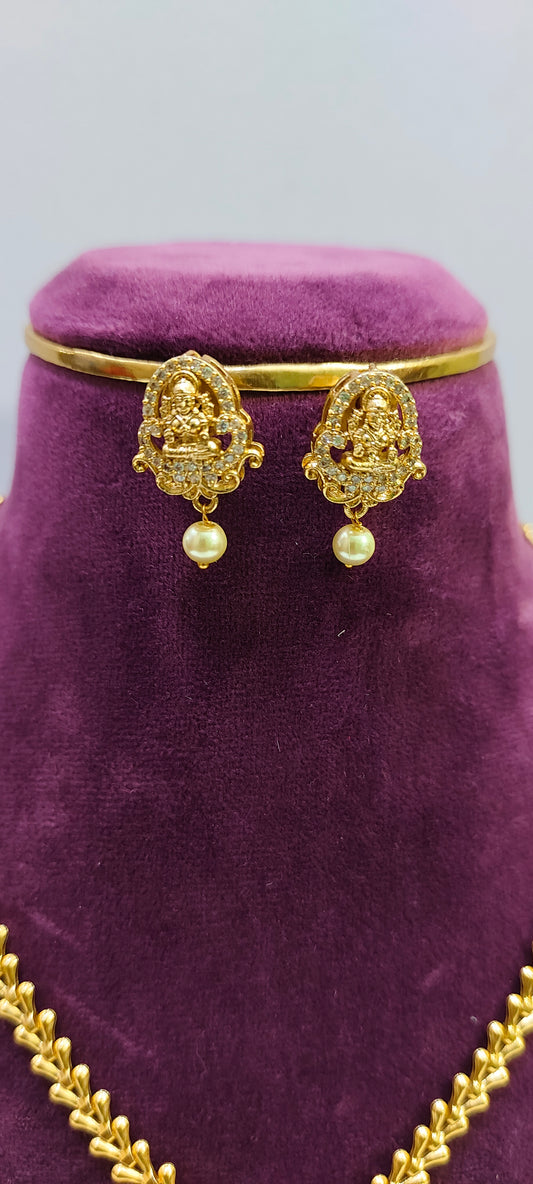 Simple gold look necklace set with out back chain