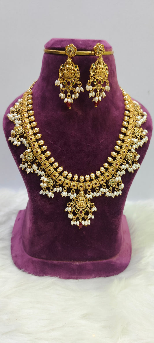 Pretty pearl necklace set
