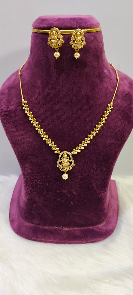 Simple gold look necklace set with out back chain