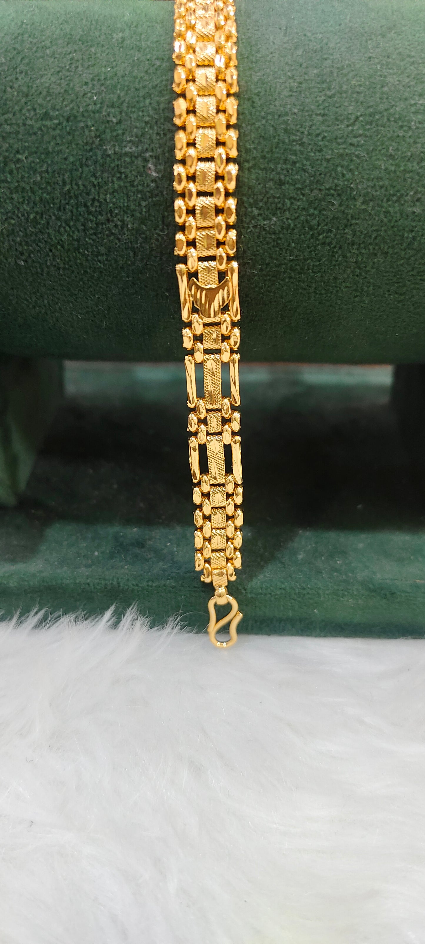 Premium micro gold plated 7.5 " bracelet (design slightly may changes)