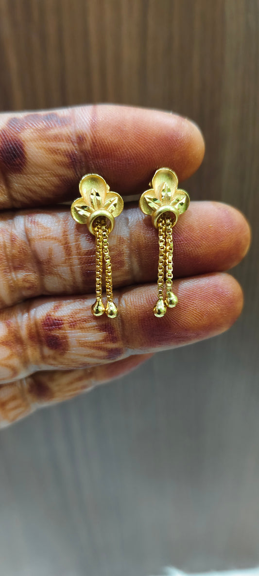 100% gold look string earrings